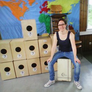 Cajon-Projekt an Grundschule in Esslingen, alle Klassen trommeln auf Cajons